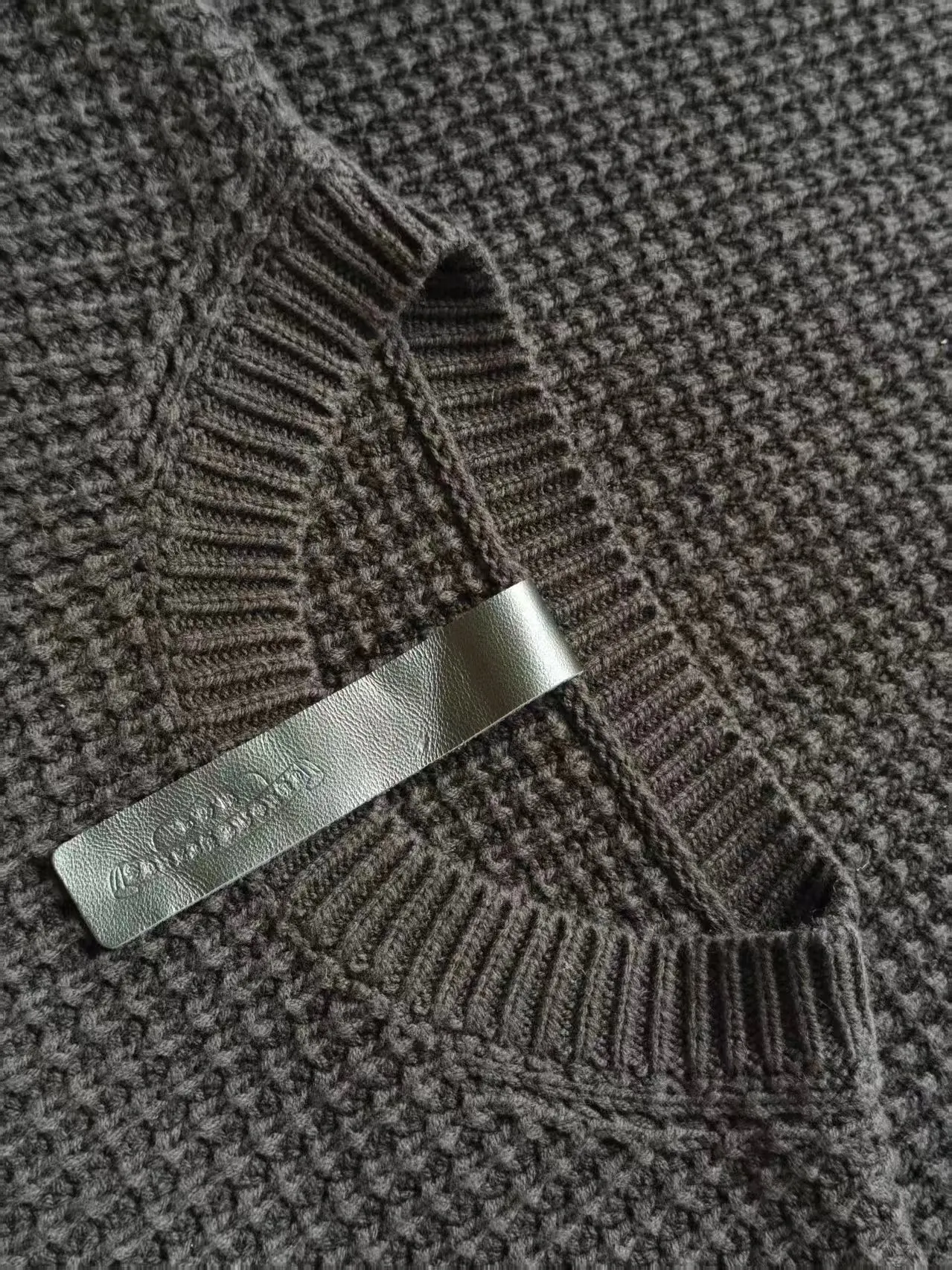 P550 Chrome Hearts cashmere waffle sweater. The main fabric is made of custom-woven and dyed cashmere and mulberry silk blended yarn. The whole dress takes nearly 200 minutes. The Chrome Hearts cross leather on both sides of the sleeves is genuine sheepskin. Hardware. The cross sheepskin is sewn by hand. The labor cost is extremely high. The back hardware accessories are molded and made to order. They are aged and oxidized. Size S M L